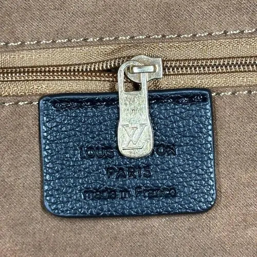 This classic designer-style crossbody bum bag combines timeless elegance with practical functionality. Crafted for those who appreciate refined fashion, it offers a sleek silhouette and adjustable strap for comfortable, hands-free wear. Ideal for carrying essentials securely while maintaining a sophisticated look, this bag is perfect for everyday use or stylish outings.
