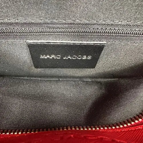 Channel the iconic style of Marc Jacobs with this Snapshot-inspired crossbody—a compact, structured silhouette that blends bold design with everyday function. Crafted from smooth faux leather, it features a dual-zip top closure and a color block palette that adds instant personality to any outfit.