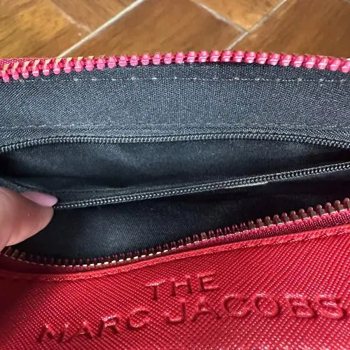 Channel the iconic style of Marc Jacobs with this Snapshot-inspired crossbody—a compact, structured silhouette that blends bold design with everyday function. Crafted from smooth faux leather, it features a dual-zip top closure and a color block palette that adds instant personality to any outfit.