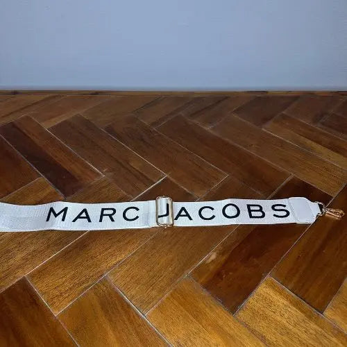 Channel the iconic style of Marc Jacobs with this Snapshot-inspired crossbody—a compact, structured silhouette that blends bold design with everyday function. Crafted from smooth faux leather, it features a dual-zip top closure and a color block palette that adds instant personality to any outfit.