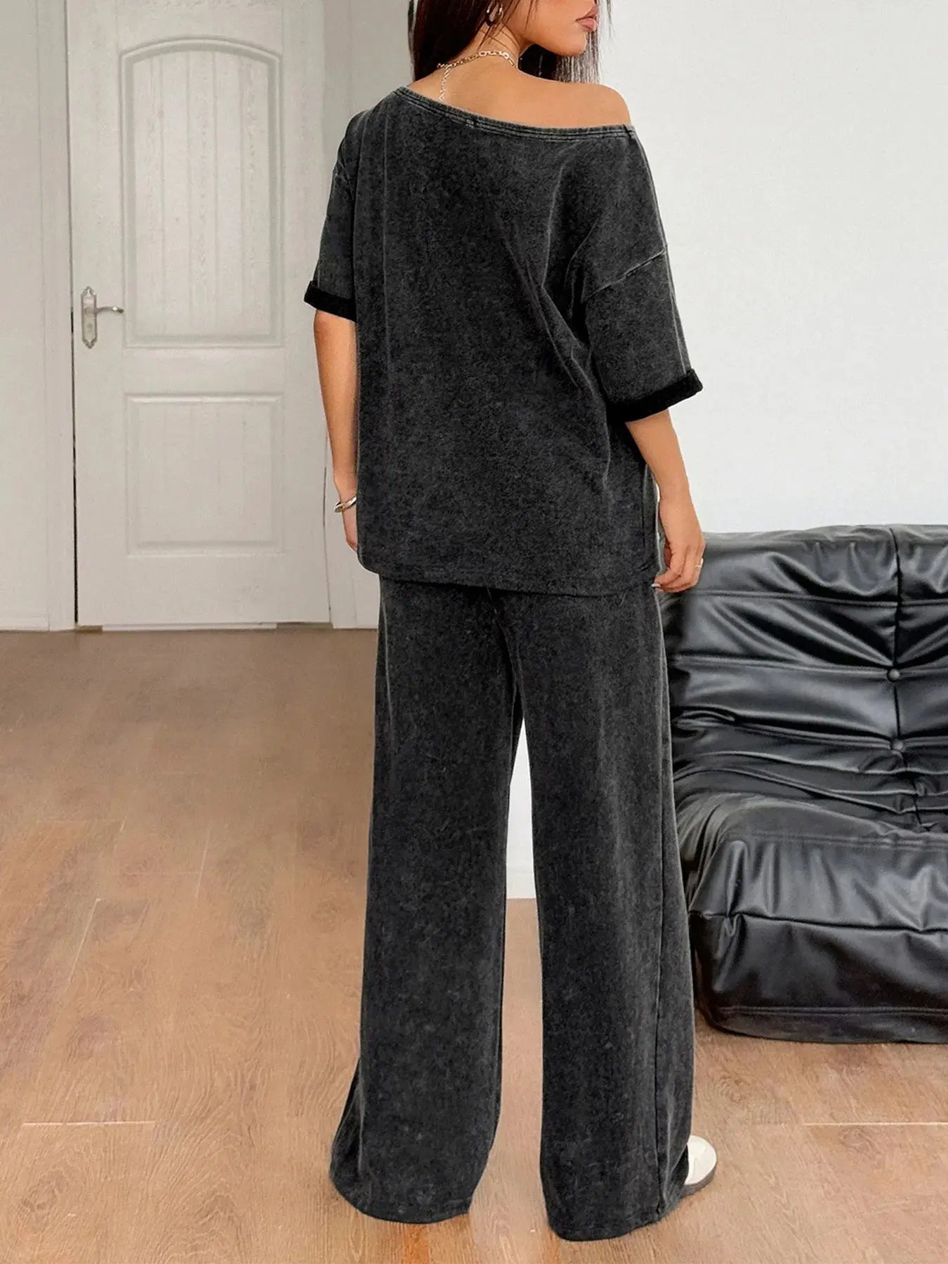 Slip into understated elegance with this boat neck top and wide-leg pants set, designed for comfort without compromising style. The top features a flattering boat neckline that gently frames the collarbone, while the relaxed fit drapes beautifully over the body. It’s a silhouette that feels both timeless and modern, perfect for casual days or elevated lounging.
The wide-leg pants offer a breezy, elongating shape that moves with ease. A high-rise waist and subtle tailoring create a polished look, while the