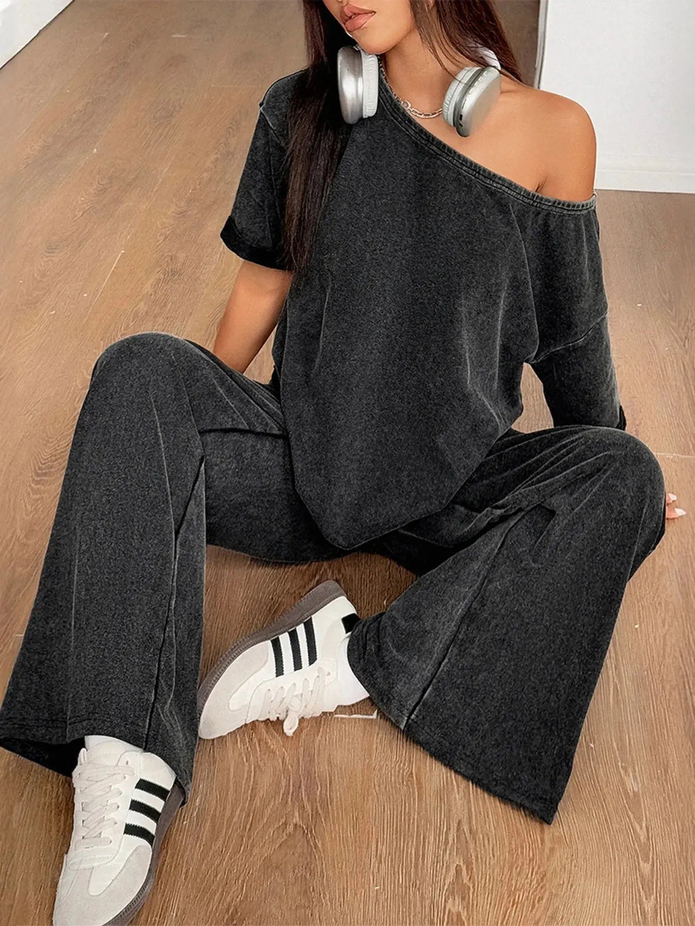 Slip into understated elegance with this boat neck top and wide-leg pants set, designed for comfort without compromising style. The top features a flattering boat neckline that gently frames the collarbone, while the relaxed fit drapes beautifully over the body. It’s a silhouette that feels both timeless and modern, perfect for casual days or elevated lounging.
The wide-leg pants offer a breezy, elongating shape that moves with ease. A high-rise waist and subtle tailoring create a polished look, while the